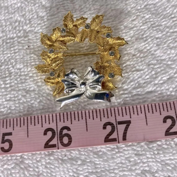 Vintage Gold Silver Tone Wreath With Jewels Pin Brooch - Picture 8 of 8